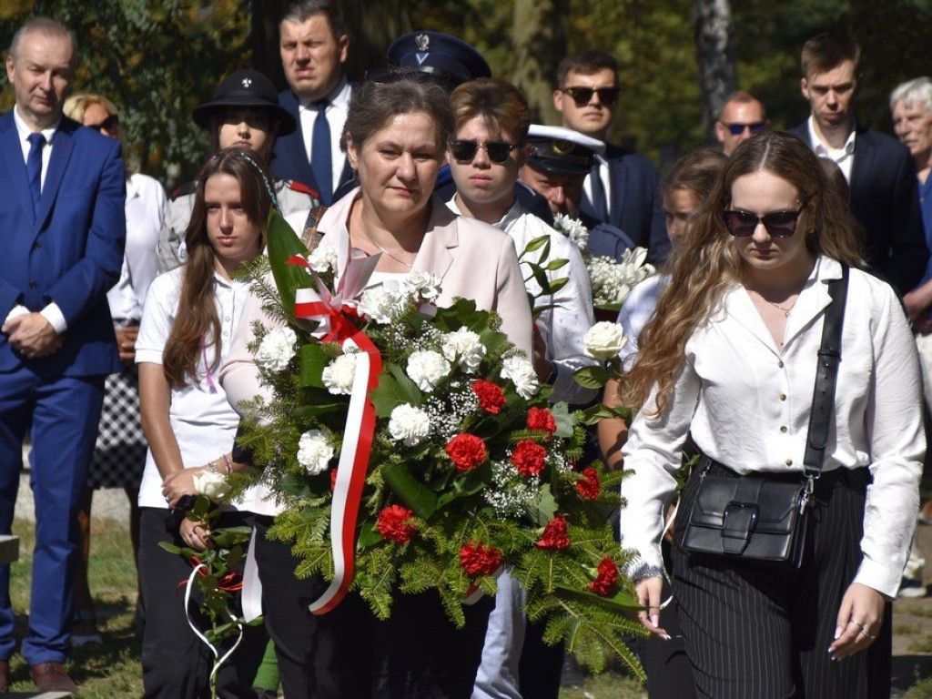 Uroczysty apel ku czci Bohaterów Września na żyrardowskim cmentarzu