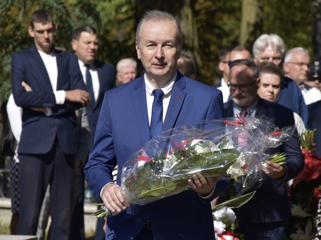 Uroczysty apel ku czci Bohaterów Września na żyrardowskim cmentarzu