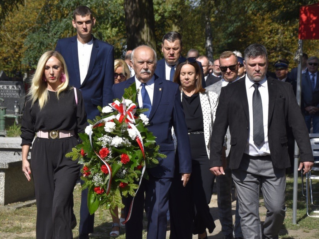 Uroczysty apel ku czci Bohaterów Września na żyrardowskim cmentarzu