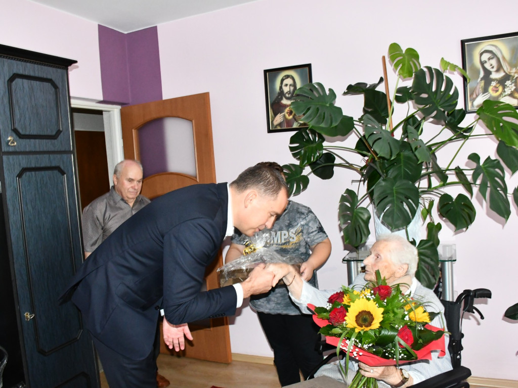 Pani Helena skończyła 100 lat i jest szczęśliwa