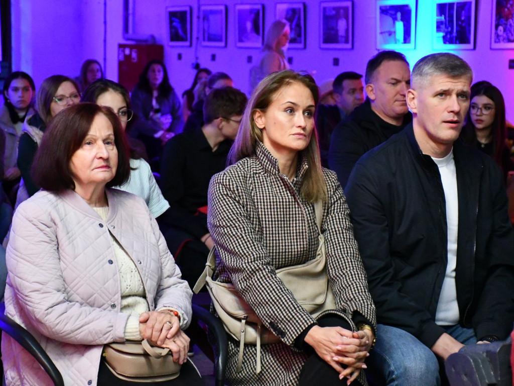 Pracownicy fabryki okiem młodzieży - poruszająca premiera filmu i wernisaż