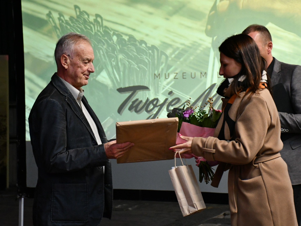 Pracownicy fabryki okiem młodzieży - poruszająca premiera filmu i wernisaż