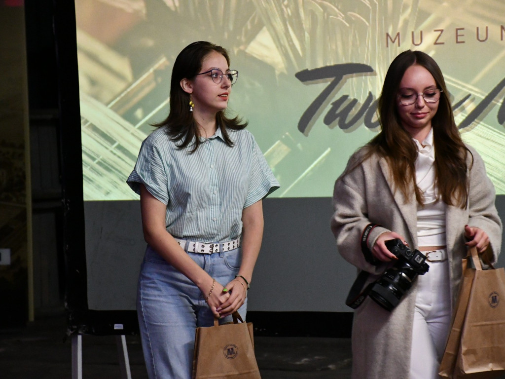 Pracownicy fabryki okiem młodzieży - poruszająca premiera filmu i wernisaż