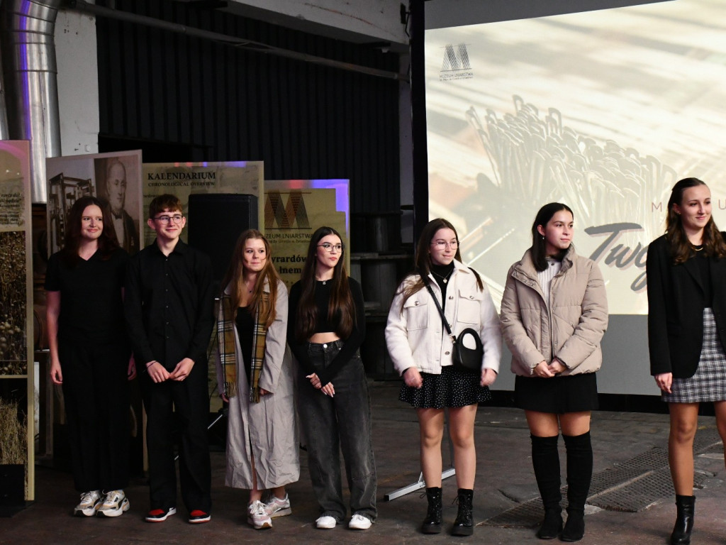 Pracownicy fabryki okiem młodzieży - poruszająca premiera filmu i wernisaż
