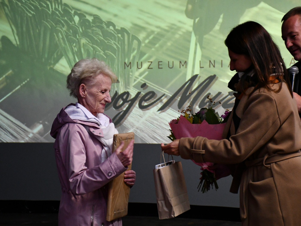 Pracownicy fabryki okiem młodzieży - poruszająca premiera filmu i wernisaż