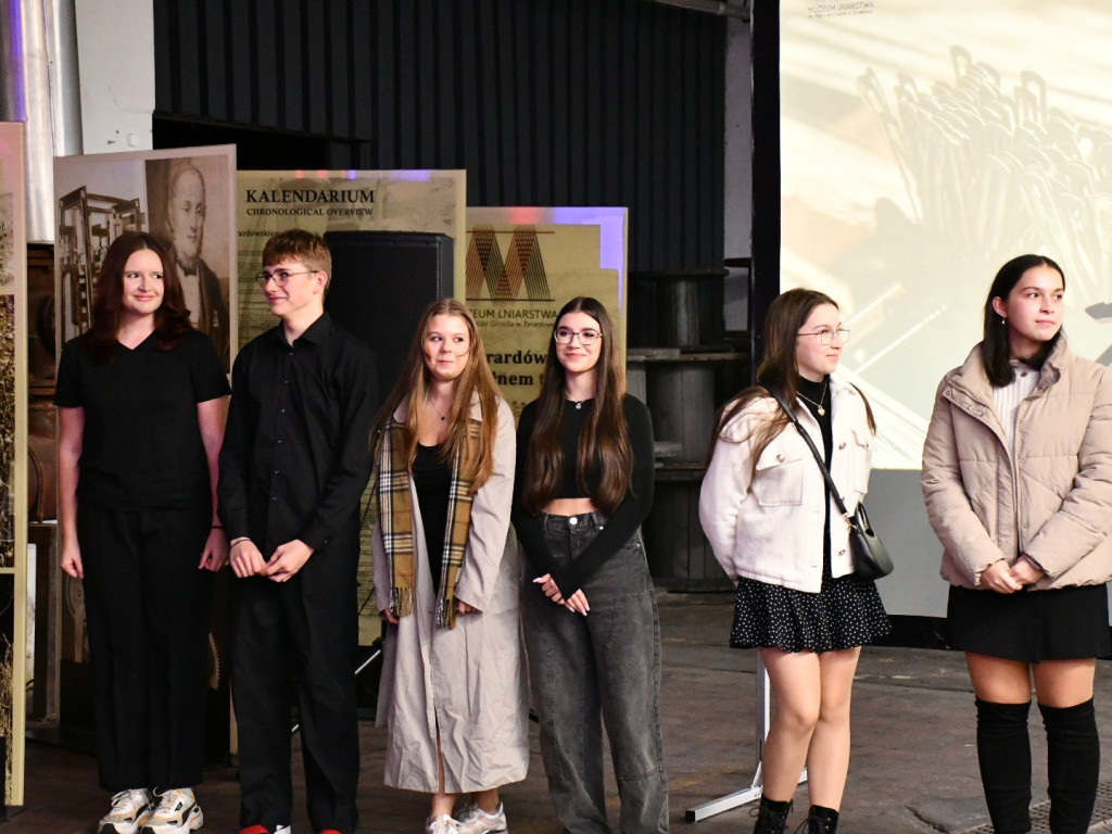 Pracownicy fabryki okiem młodzieży - poruszająca premiera filmu i wernisaż