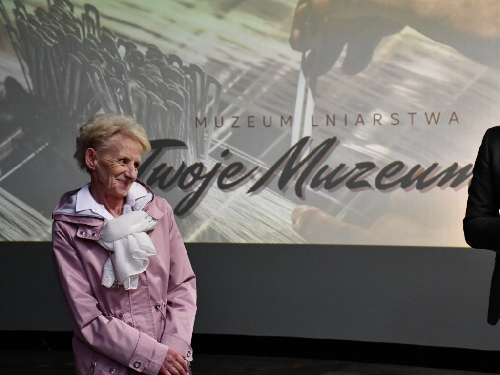 Pracownicy fabryki okiem młodzieży - poruszająca premiera filmu i wernisaż