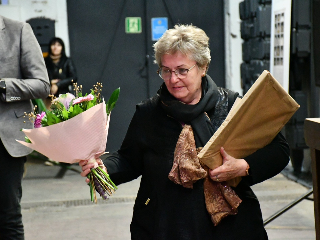 Pracownicy fabryki okiem młodzieży - poruszająca premiera filmu i wernisaż