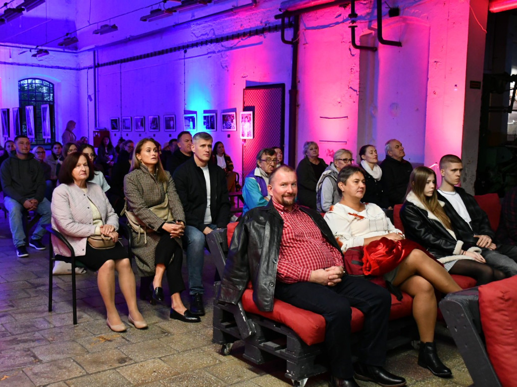 Pracownicy fabryki okiem młodzieży - poruszająca premiera filmu i wernisaż