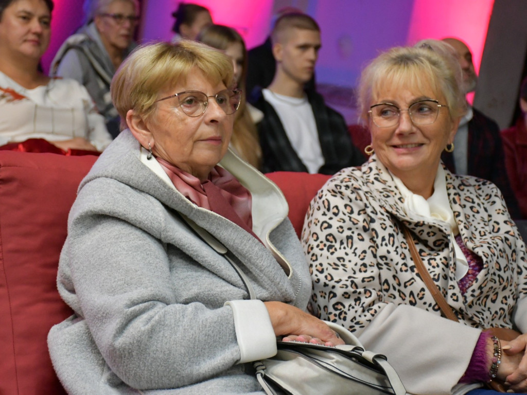 Pracownicy fabryki okiem młodzieży - poruszająca premiera filmu i wernisaż