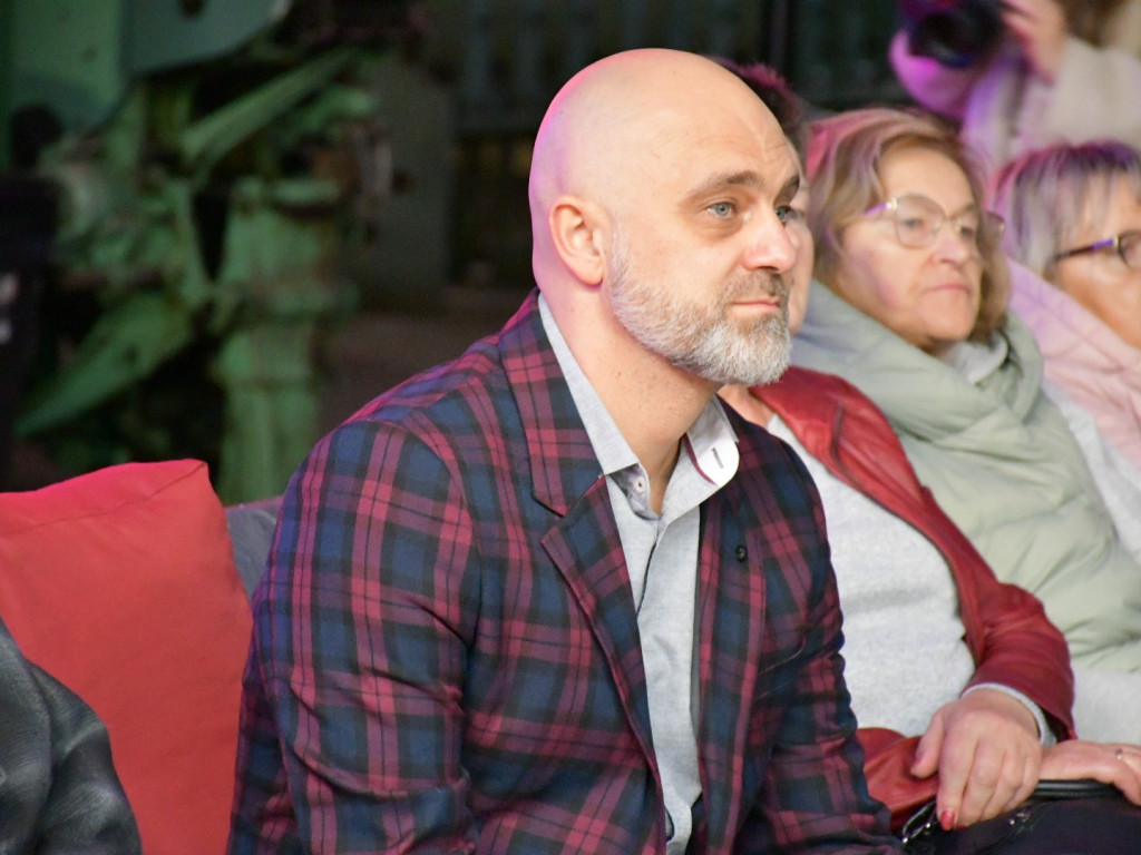 Pracownicy fabryki okiem młodzieży - poruszająca premiera filmu i wernisaż