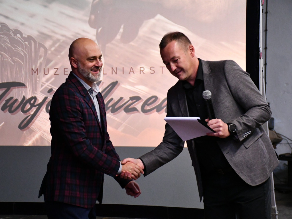 Pracownicy fabryki okiem młodzieży - poruszająca premiera filmu i wernisaż