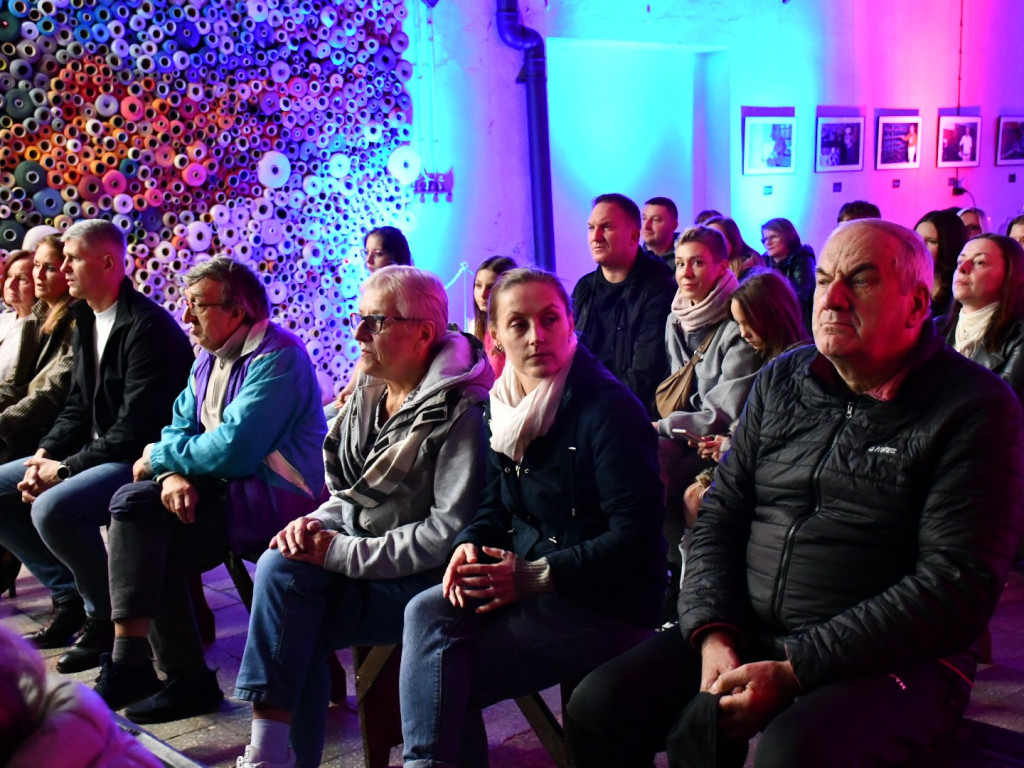 Pracownicy fabryki okiem młodzieży - poruszająca premiera filmu i wernisaż