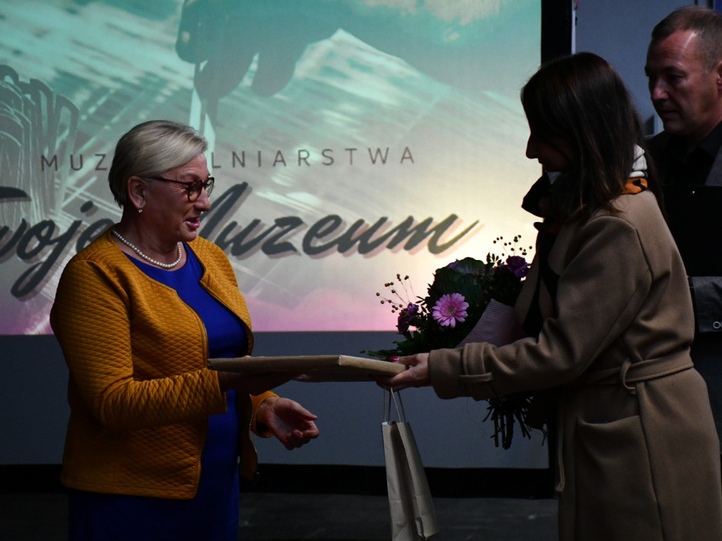 Pracownicy fabryki okiem młodzieży - poruszająca premiera filmu i wernisaż