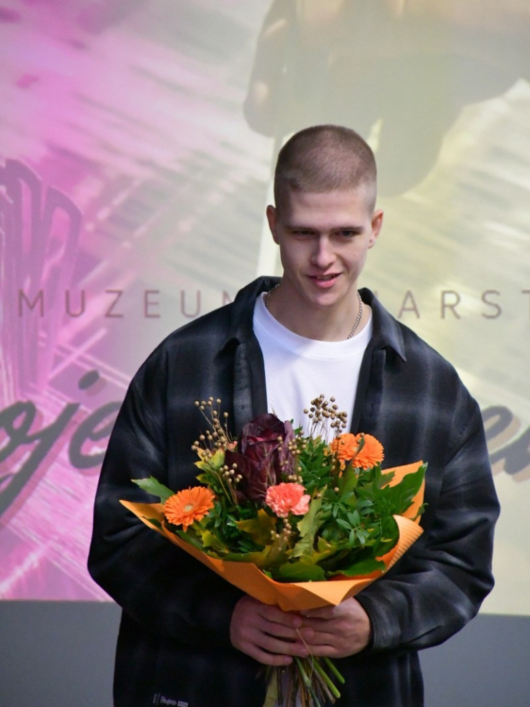 Pracownicy fabryki okiem młodzieży - poruszająca premiera filmu i wernisaż