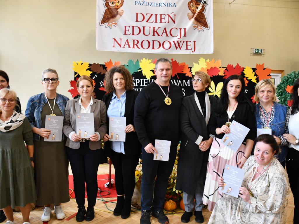 Uczniowska Niespodzianka na Dzień Edukacji Narodowej w SP nr 7