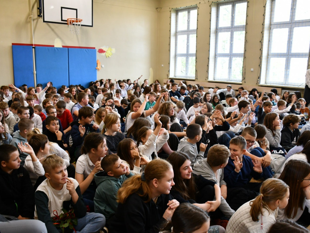 Uczniowska Niespodzianka na Dzień Edukacji Narodowej w SP nr 7