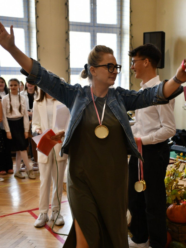 Uczniowska Niespodzianka na Dzień Edukacji Narodowej w SP nr 7