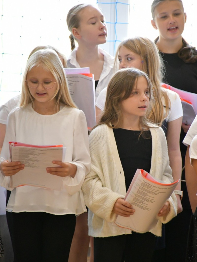 Uczniowska Niespodzianka na Dzień Edukacji Narodowej w SP nr 7