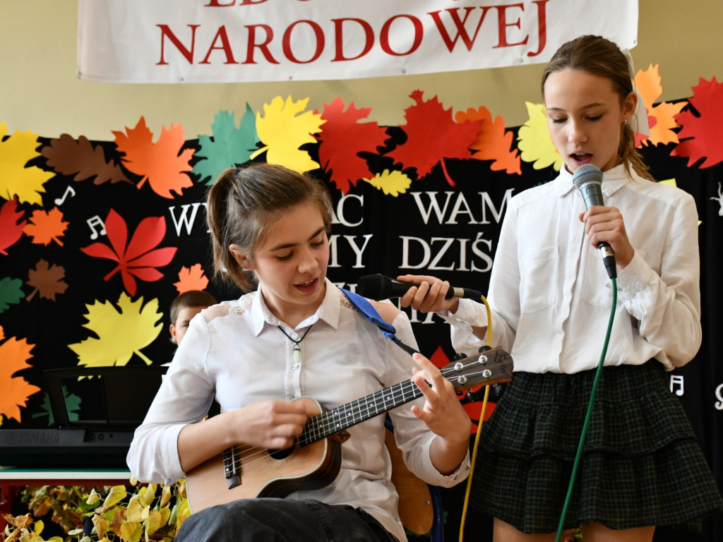Uczniowska Niespodzianka na Dzień Edukacji Narodowej w SP nr 7