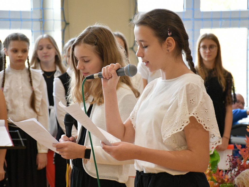 Uczniowska Niespodzianka na Dzień Edukacji Narodowej w SP nr 7