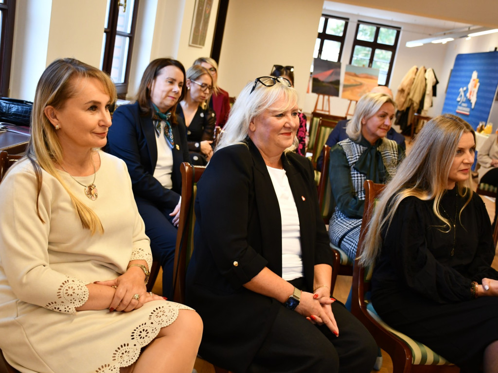 Powiatowy Dzień Edukacji Narodowej. Uznanie i podziękowania dla dyrektorów i nauczycieli