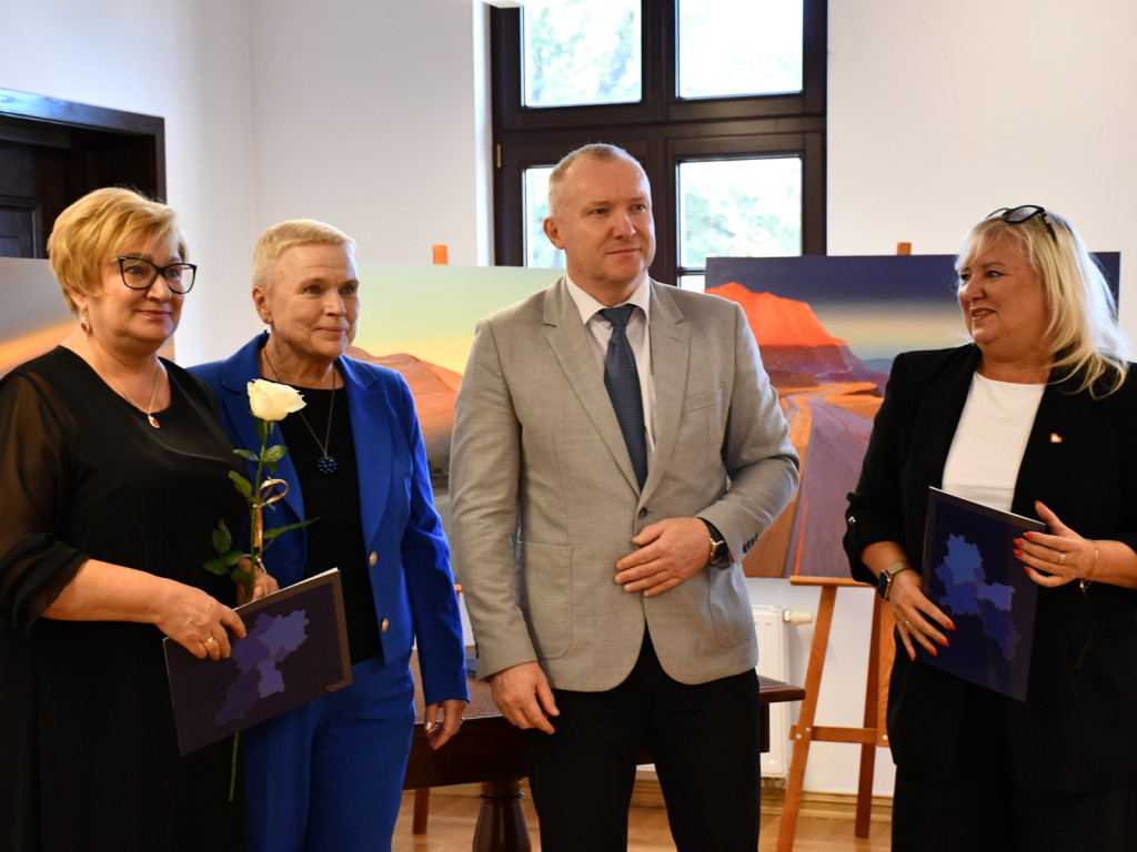Powiatowy Dzień Edukacji Narodowej. Uznanie i podziękowania dla dyrektorów i nauczycieli