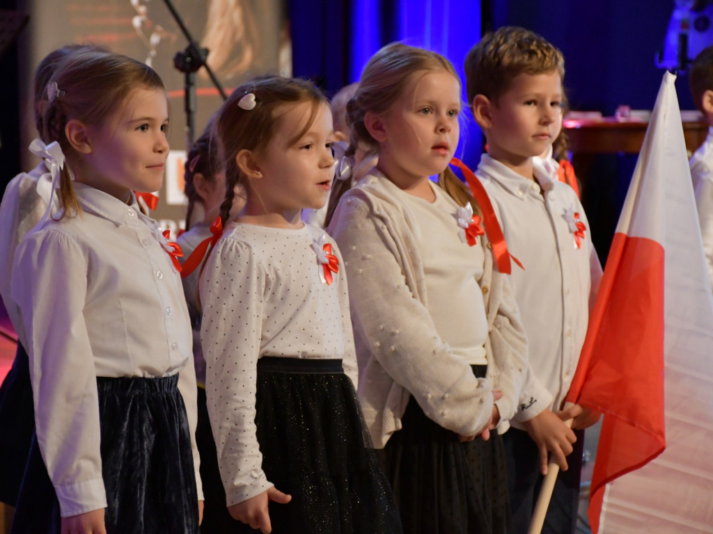 Muzyczna lekcja patriotyzmu - młodzi artyści zachwycili w Resursie