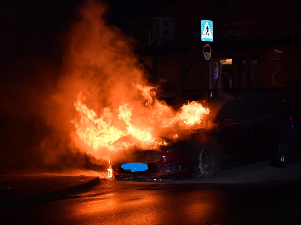 W Mszczonowie auto płonęło jak pochodnia