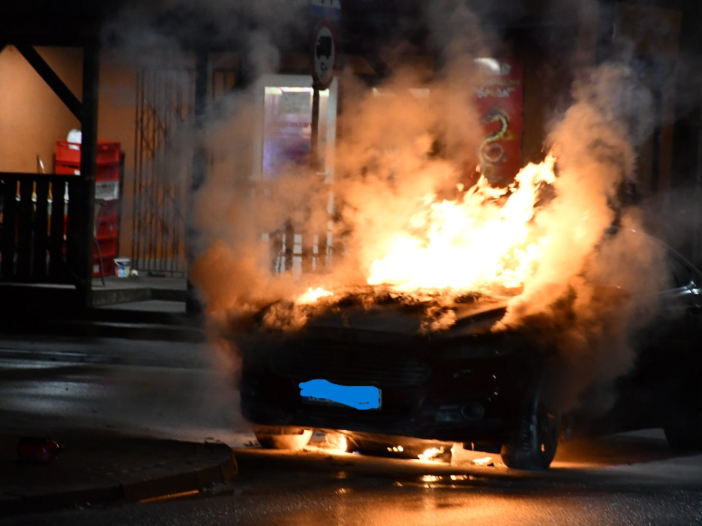 W Mszczonowie auto płonęło jak pochodnia