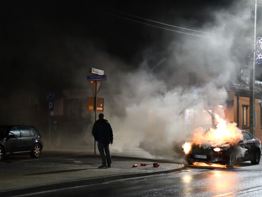 W Mszczonowie auto płonęło jak pochodnia