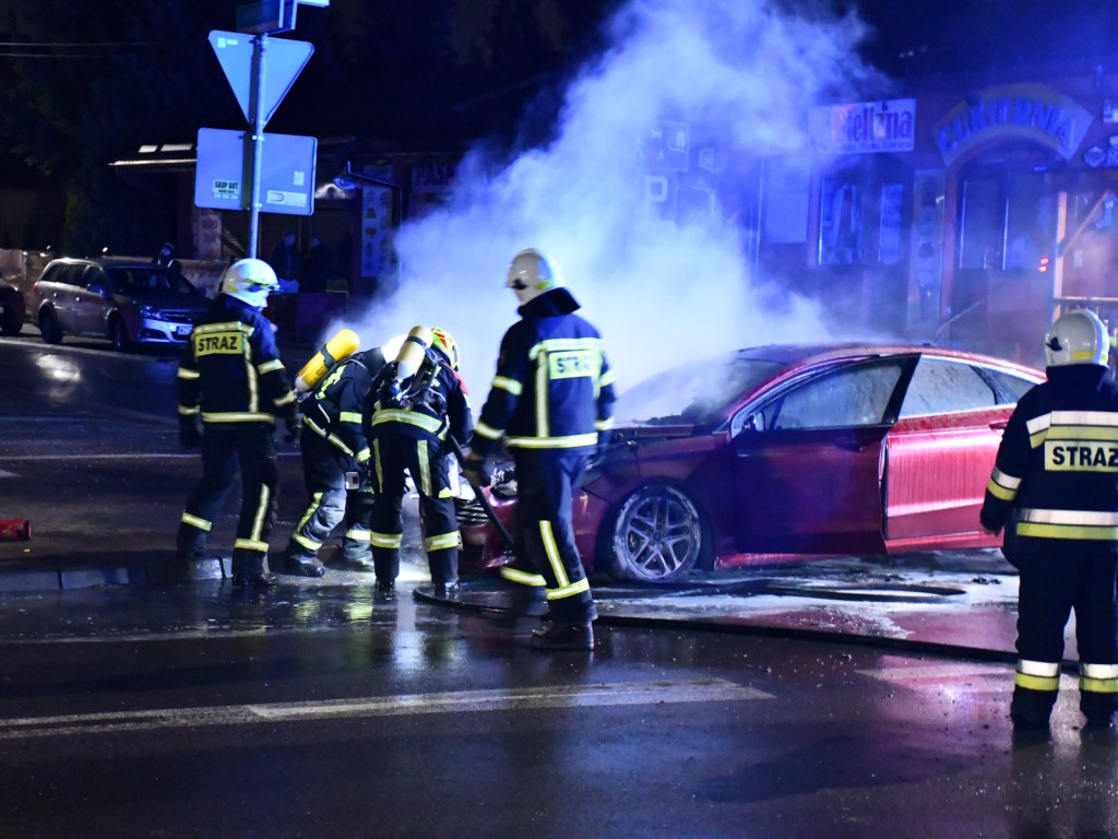 W Mszczonowie auto płonęło jak pochodnia