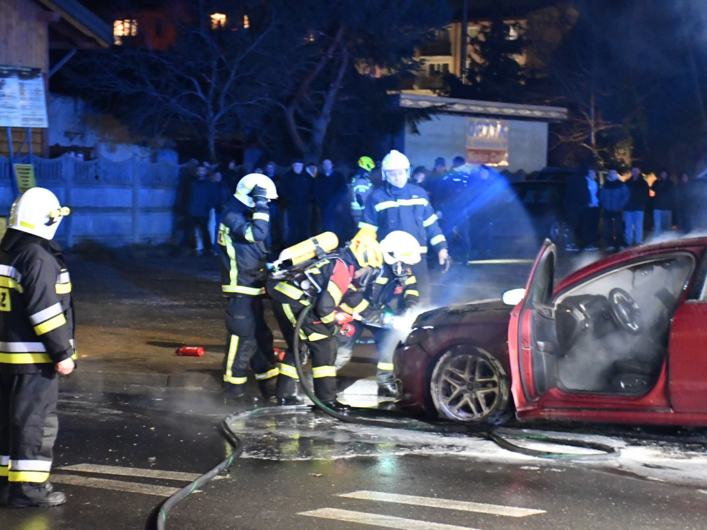 W Mszczonowie auto płonęło jak pochodnia