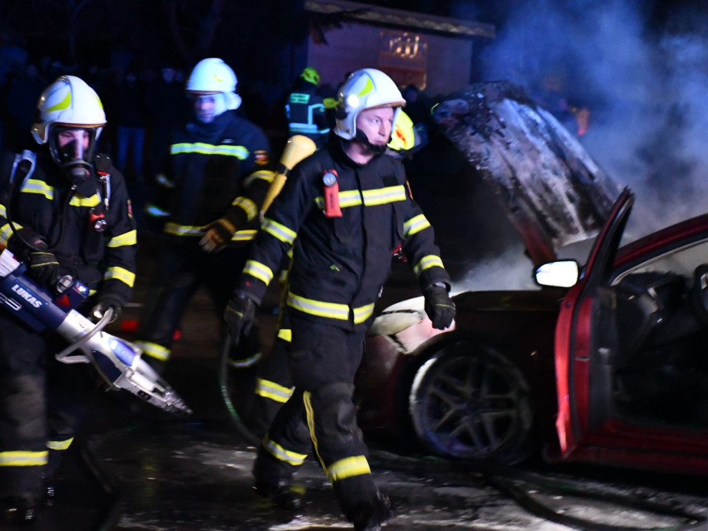 W Mszczonowie auto płonęło jak pochodnia