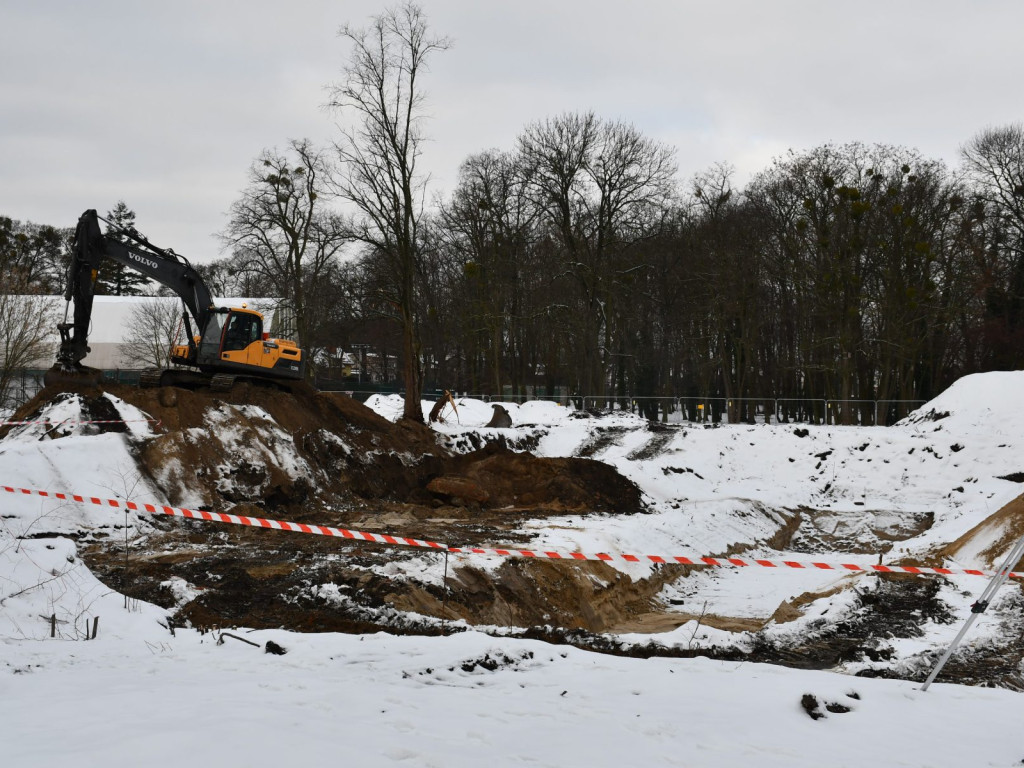 Żyrardów: Ruszyła budowa kompleksu odkrytych basenów