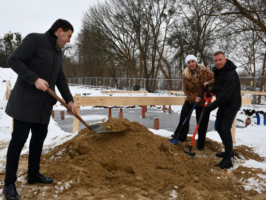 Żyrardów: Ruszyła budowa kompleksu odkrytych basenów