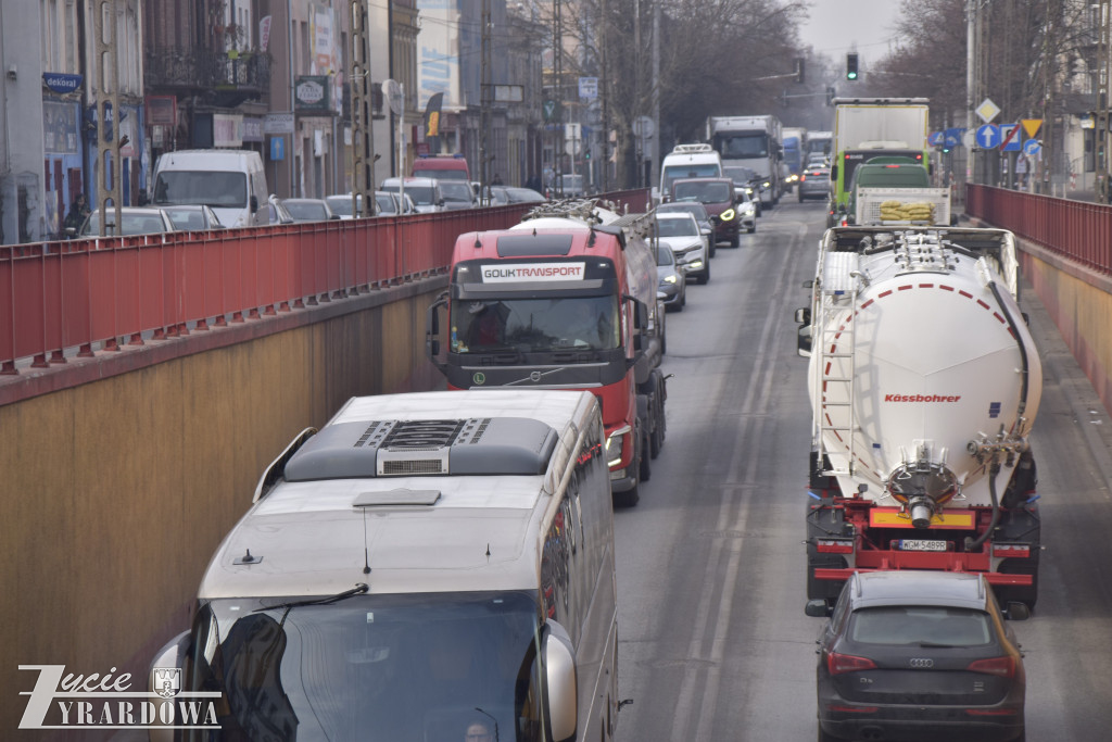 Śmiertelny wypadek na obwodnicy i zakorkowany Żyrardów