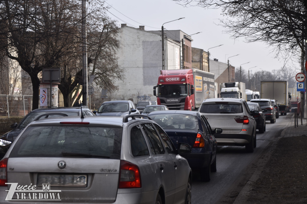 Śmiertelny wypadek na obwodnicy i zakorkowany Żyrardów