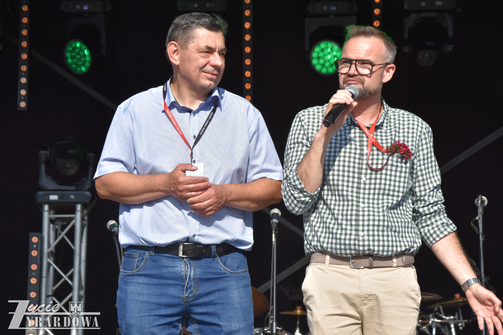 Tradycja jest im bliska… wianki na falującej wodzie