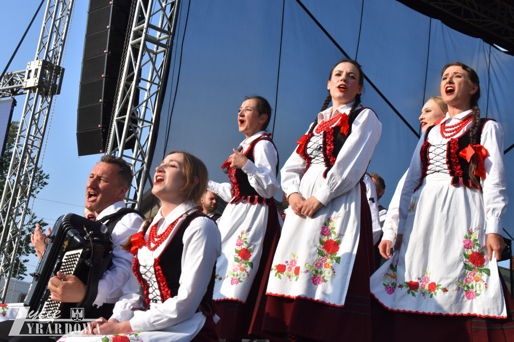 Tradycja jest im bliska… wianki na falującej wodzie