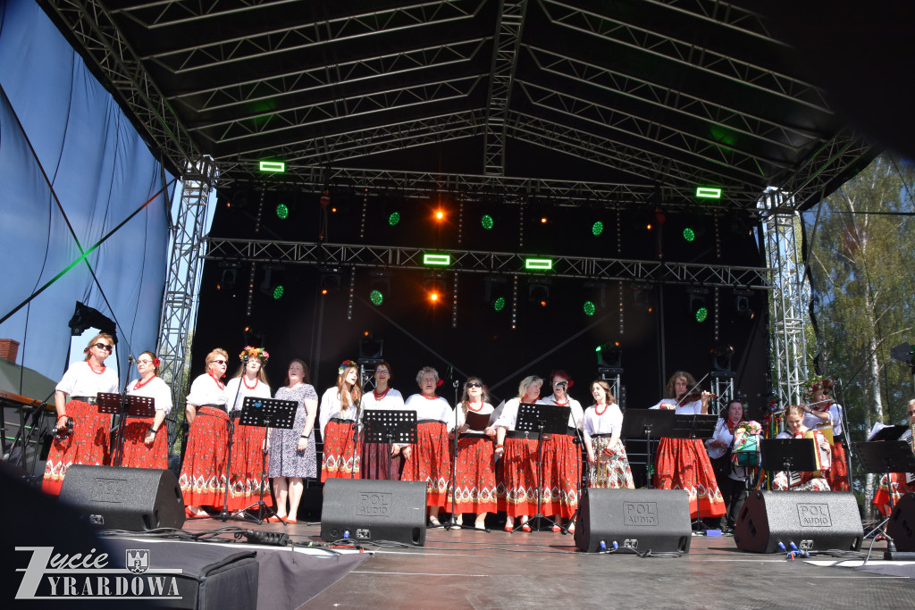 Tradycja jest im bliska… wianki na falującej wodzie