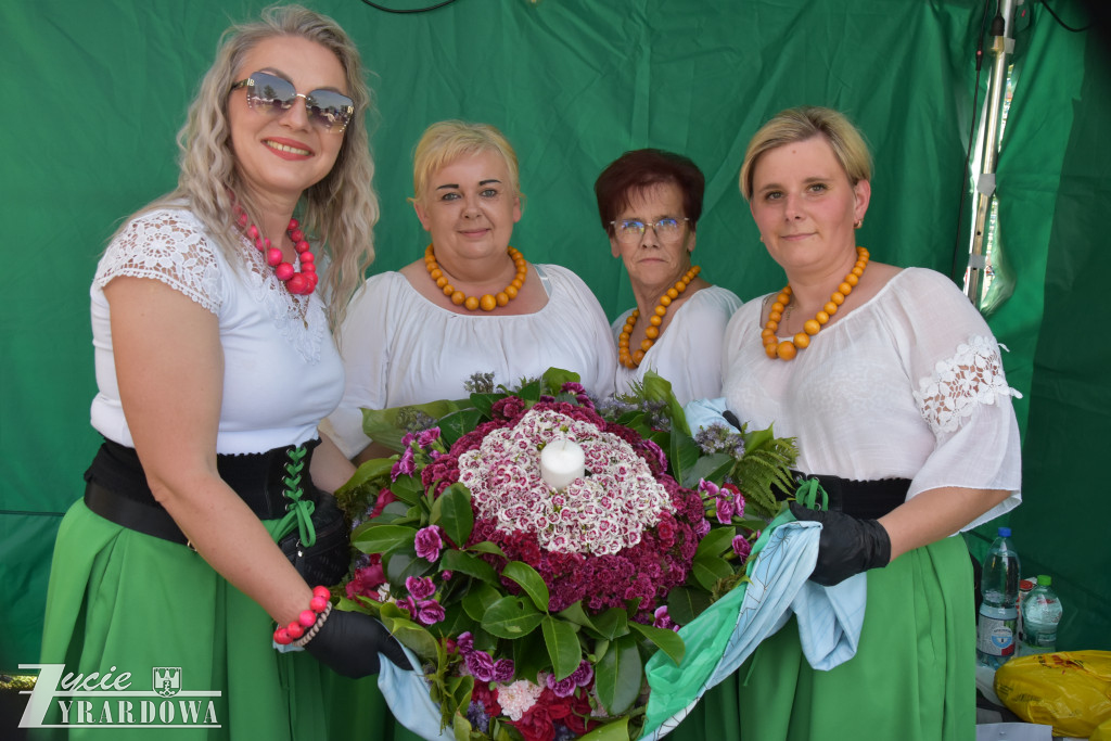 Tradycja jest im bliska… wianki na falującej wodzie