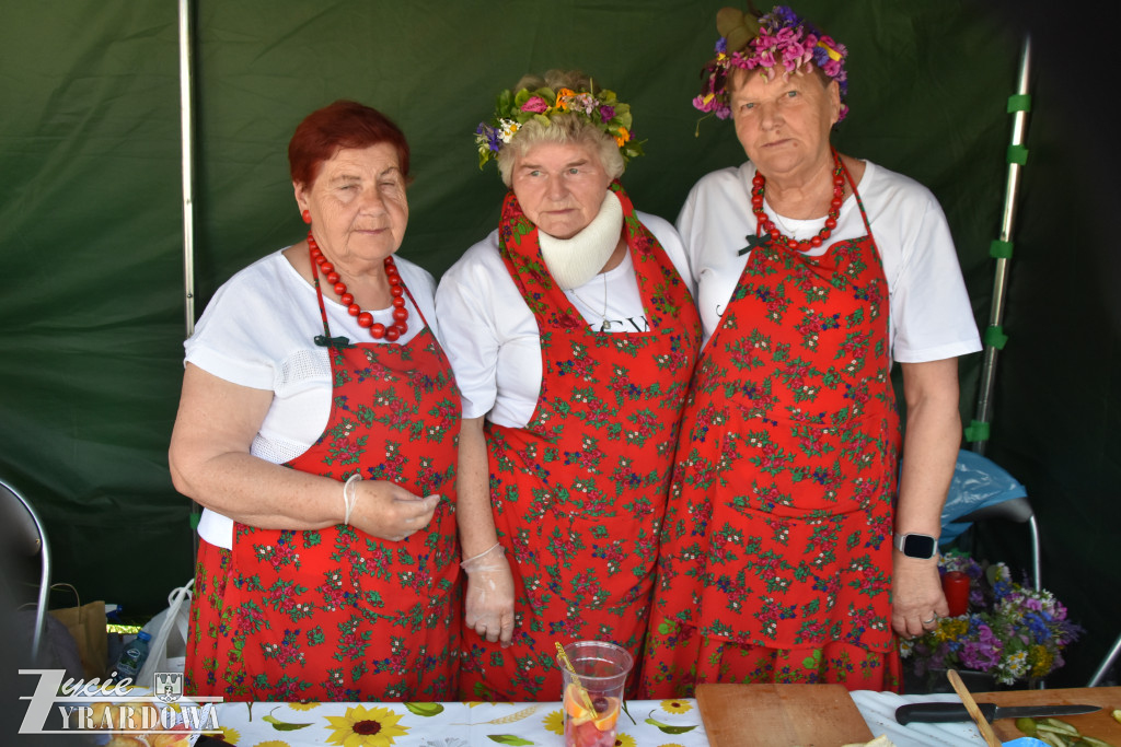 Tradycja jest im bliska… wianki na falującej wodzie
