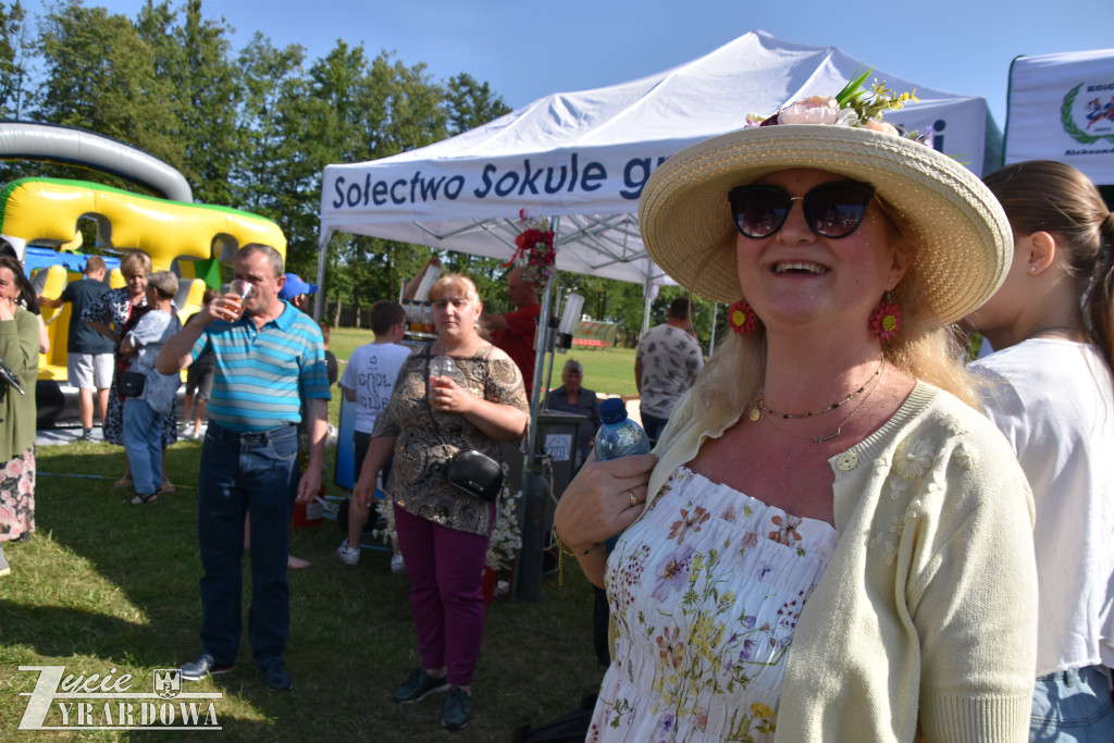 Tradycja jest im bliska… wianki na falującej wodzie