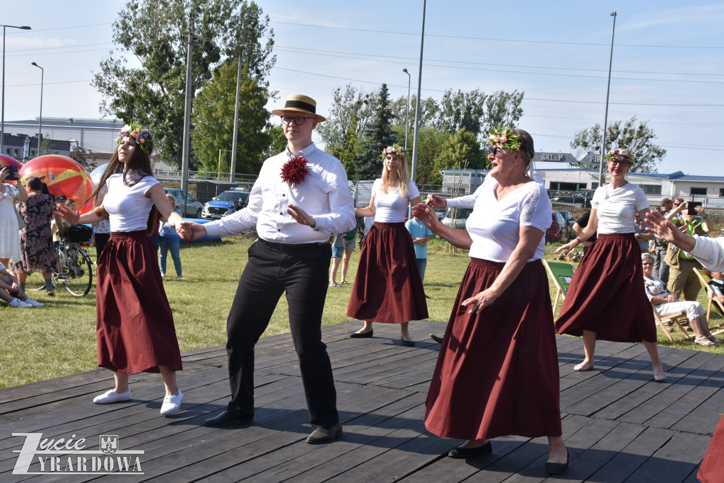 Tradycja jest im bliska… wianki na falującej wodzie