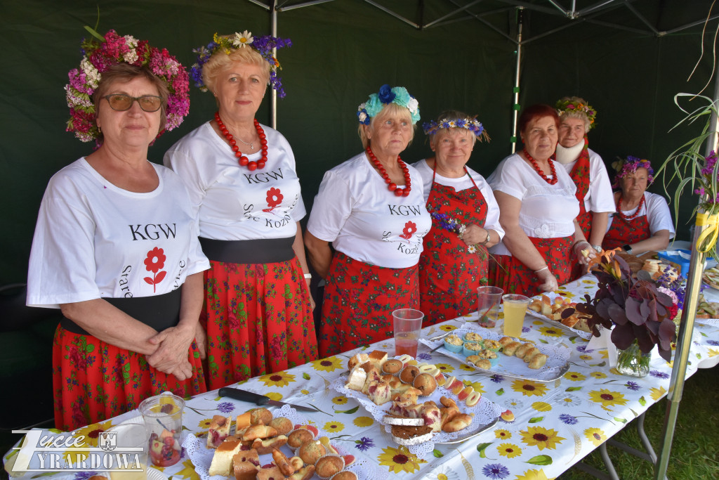 Tradycja jest im bliska… wianki na falującej wodzie