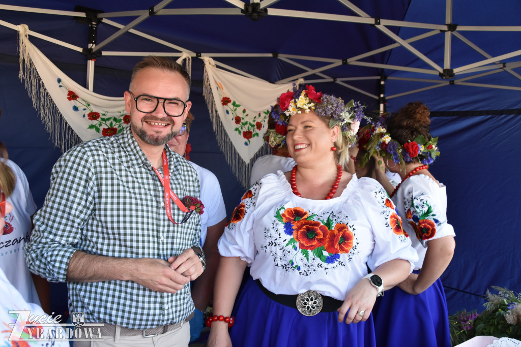 Tradycja jest im bliska… wianki na falującej wodzie