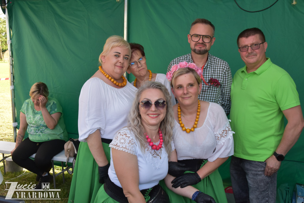 Tradycja jest im bliska… wianki na falującej wodzie
