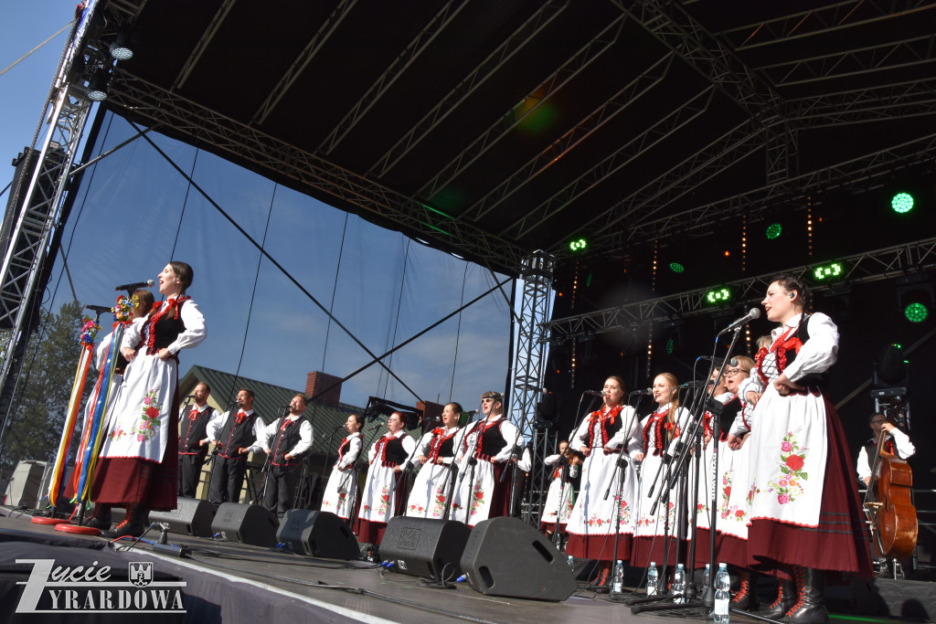 Tradycja jest im bliska… wianki na falującej wodzie