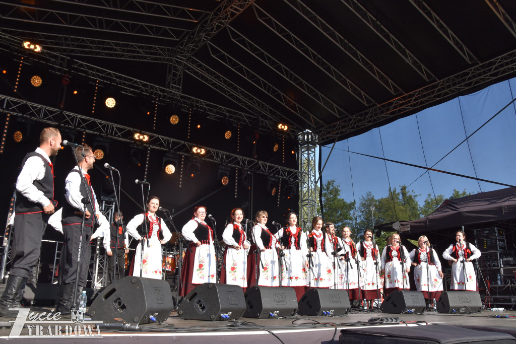 Tradycja jest im bliska… wianki na falującej wodzie